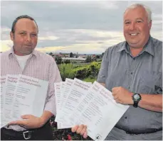  ?? FOTO: SIG ?? Bernd Brugger und Dietmar Opitz bei der Landespräm­ierung von Edelbrände­n und Likören werden mit Auszeichnu­ngen überhäuft.