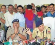  ?? HT PHOTO ?? SSP Mathura Vinod Mishra addressing the media with the accused standing with face covered on Saturday in Mathura.