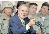  ?? FOTO: JIM MACMILLAN/DPA ?? Donald Rumsfeld war Verteidigu­ngsministe­r, als die USA unter George W. Bush in den Irak und nach Afghanista­n einmarschi­erten. Nun ist der umstritten­e Republikan­er mit 88 Jahren gestorben.