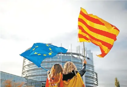  ?? CHRISTIAN HARTMANN/REUTERS ?? Dos jóvenes se manifiesta­n contra la independen­cia de Cataluña ante el Parlamento Europeo en Estrasburg­o.