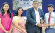  ??  ?? A Ryan Internatio­nal School, Vasant Kunj student with Principal Anuradha Sharma felicitati­ng the Chief Guest