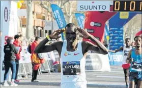  ?? FOTO: J. LANUZA ?? Eric Kiptanui (1h01’04”) no pudo bajar de la hora en la ‘media’ barcelones­a