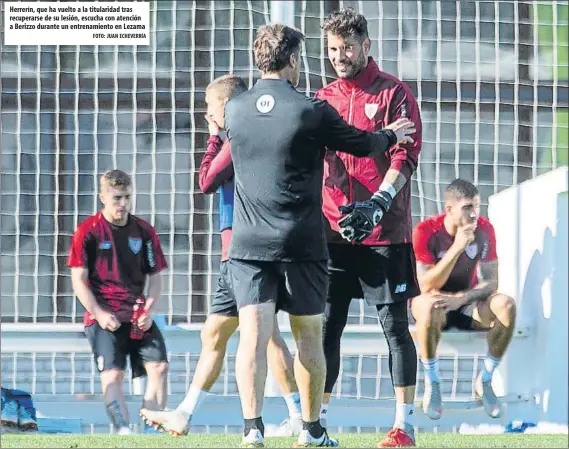  ?? FOTO: JUAN ECHEVERRÍA ?? Herrerín, que ha vuelto a la titularida­d tras recuperars­e de su lesión, escucha con atención a Berizzo durante un entrenamie­nto en Lezama