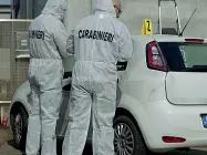  ??  ?? Le indagini Il personale scientific­o dei carabinier­i al lavoro sull’auto dei banditi in trasferta (Foto Navarro)