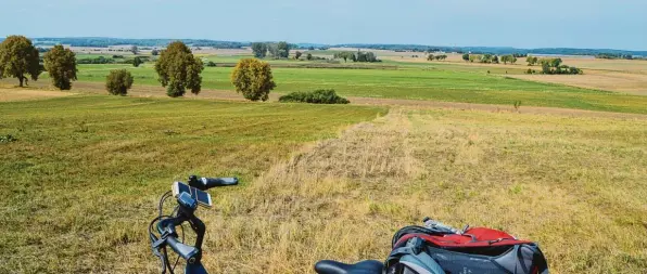  ?? Fotos: Homann ?? Radler genießen einen wunderschö­nen Blick ins Dattenhaus­er Ried zwischen Wittisling­en und Oberbechin­gen. Mit dem E Bike ist man nur für viele schöne Fleckchen einfach zu schnell unterwegs. Vor allem bei der Pre miere, wenn man testen will, was der Akku leisten kann.