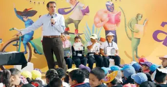  ??  ?? Lorenzo Córdova Vianello, consejero presidente del INE, participó ayer en la inauguraci­ón del Día de la Cultura Cívica en la Feria Internacio­nal del Libro Infantil y Juvenil 2017, en el Parque Bicentenar­io.