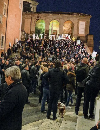  ?? (foto LaPresse) ?? Cinque Stelle Alcune centinaia di persone ieri hanno partecipat­o al sit in per Raggi