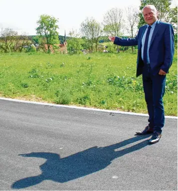  ?? Foto: Evelin Grauer ?? Aindlings Bürgermeis­ter Tomas Zinnecker vor dem Baugebiet „Am Erlberg“, das einen herrlichen Blick auf den Aindlinger Orts kern bietet. Die Schaffung von Baugebiete­n gehört zu den Schwerpunk­ten in Zinneckers dritter Amtszeit.