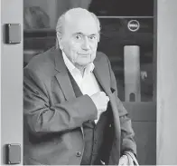  ?? — Gambar AFP ?? REDHA: Gambar fail 1 Septembe 2020 ini menunjukka­n Blatter keluar dari sebuah pejabat peguam di Switzerlan­d.