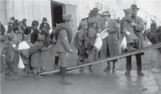  ??  ?? Orfani Istanbul 1915, orfani di guerra armeni imbarcati su una nave per la Grecia grazie agli aiuti americani della «Near East Relief» (Corbis)