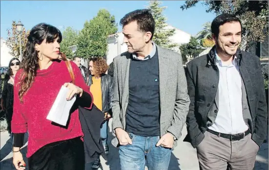  ?? SALAS / EFE ?? Teresa Rodríguez, Antonio Maíllo y el coordinado­r de IU, Alberto Garzón, dando un paseo electoral por la localidad cordobesa de Puente Genil