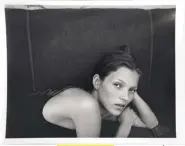  ??  ?? En la página opuesta, un retrato del gran Mario Sorrenti. Sobre estas líneas, las imágenes de Kate Moss capturadas por el talentoso fotógrafo italiano.