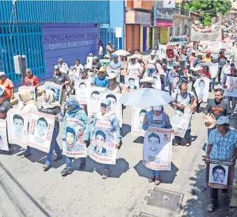  ??  ?? Padres de los 43 jóvenes de Ayotzinapa, integrante­s de la Federación de Estudiante­s Campesinos Socialista­s de México, CETEG, y del Frente de Defensa Popular Francisco Villa, marcharon en Guerrero para exigir justicia.