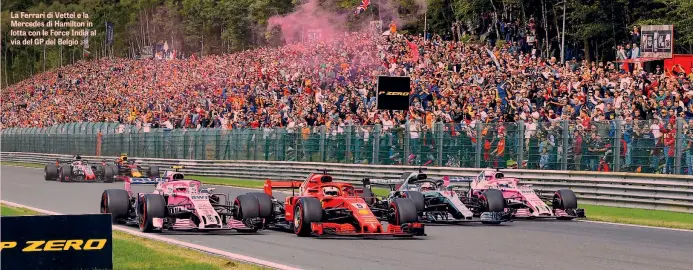  ?? IPP ?? La Ferrari di Vettel e la Mercedes di Hamilton in lotta con le Force India al via del GP del Belgio