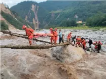  ?? PHOTO XINHUA ?? PERILOUS PASSAGE
Rescuers carry an earthquake survivor over a raging river in Moxi town of Luding County in China’s southweste­rn Sichuan province on Monday, Sept. 5, 2022.