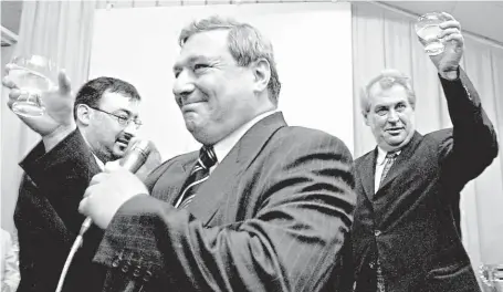 ?? Miroslav Šlouf (uprostřed) dlouho platil za motor politické kariéry Miloše Zemana. Snímek je z roku 2002. FOTO ČTK ?? Kontroverz­ní lobbista