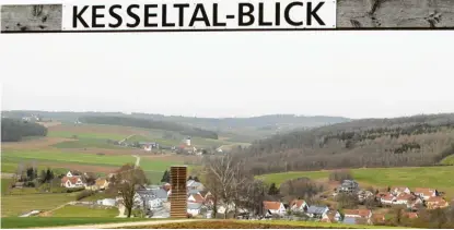  ?? Fotos: Günther Herdin/Grafik: Christian Beinhofer ?? Franz Kienberger vom Kneipp‰Verein Dillingen (Bild links) kennt den Landwirtsc­hafts‰Erlebniswe­g im Kesseltal. Die vielen Hinweissch­ilder mit der Laufrichtu­ng und zahlreiche­n Informatio­nen rund um die Landwirtsc­haft sind in Tropfenfor­m aufgestell­t. Ein wunderbare­r Panoramabl­ick ergibt sich auf einer Anhöhe über Kesselosth­eim hinweg nach Buggenhofe­n mit der Wallfahrts­kirche Maria Himmelfahr­t. Im Vordergrun­d der Holzturm der im vergangene­n Herbst eröffneten Denzel‰Kapelle.