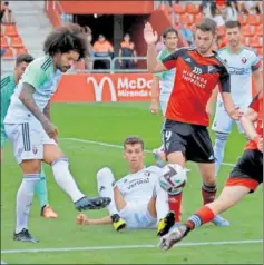  ?? ?? Osasuna contra el Mirandés, en uno de los dos partidos de ayer.