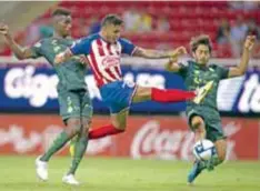  ?? |MEXSPORT ?? Alexis Vega metió los dos goles de Chivas.