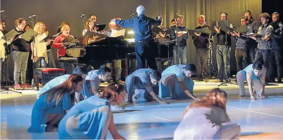  ?? (FACUNDO LUQUE) ?? Noche de debut en el Libertador. Coro de Cámara y Ballet comparten escenario; la experienci­a es inusual en el mundo musical.