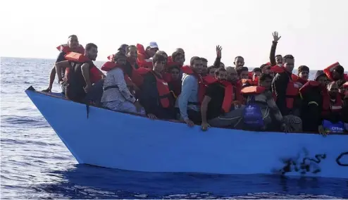  ?? ?? Des migrants sont secourus par un bateau de l'équipe de sauvetage de MSF (Médecins Sans Frontières), après avoir quitté la Libye en essayant d'atteindre le sol européen, dans la mer Méditerran­ée, vendredi 6 octobre 2023\.