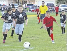  ?? FOTO ARCHIVO BES ?? ACCIÓN DE LA liga infantil de futbol de Somerton en pasada temporada, misma que sigue registrand­o jugadores para la temporada que inicia el 6 de septiembre.