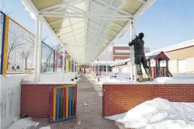  ?? EUROPA PRESS ?? Un militar colabora en la retirada de nieve y hielo en las inmediacio­nes del colegio Fuente de la Villa, en Valdemoro.