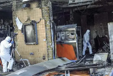  ?? (foto Proto) ?? Allarme Una pizzeria distrutta dal racket in via di Macchia Saponara, a Ostia. A destra, alcuni cassonetti incendiati nel raid di mercoledì notte