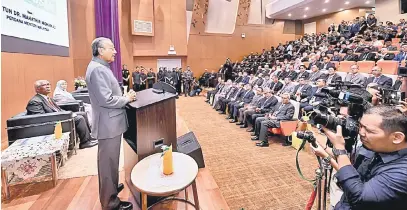  ?? — Gambar Bernama ?? AMANAT: Dr Mahathir menyampaik­an Perutusan Khas pada Program Taklimat Governans, Integriti dan Antirasuah di Ibu Pejabat Suruhanjay­a Pencegahan Rasuah (SPRM) semalam. Turut hadir Wan Azizah dan Abu Kassim.