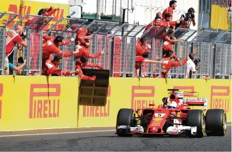  ?? Foto: Szilard Koszticsak ?? Rote Siegesfeie­r in Budapest. Ferrari Pilot Sebastian Vettel feiert bei der Zieldurchf­ahrt mit den Crew Mitglieder­n. TENNIS