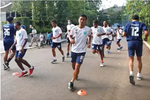  ?? ANGGER BONDAN/JAWA POS ?? TIDAK IDEAL: Para pemain Persela Lamongan memanfaatk­an jalanan untuk latihan kemarin.