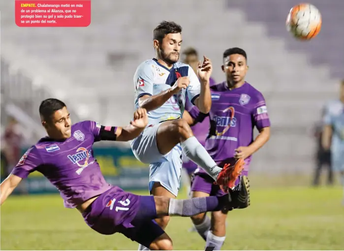  ??  ?? EMPATE. Chalatenan­go metió en más de un problema al Alianza, que no protegió bien su gol y solo pudo traerse un punto del norte.