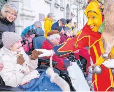  ?? FOTO: ANDY HEINRICH ?? Die Bewohner des Altenpfleg­eheims freuen sich über die Narren in Langenarge­n.