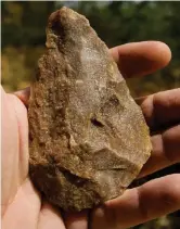  ??  ?? UNO DE LOS BIFACES descubiert­os en los yacimiento­s pleistocén­icos de Kilwa. Estas herramient­as de sílex se utilizaban para cortar, raspar y perforar otros materiales. A la izquierda, la barca de equipo amarrada junto a los manglares donde se hizo el discubrimi­ento