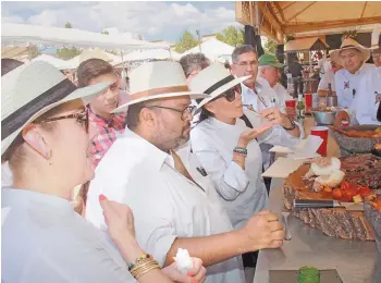  ?? TEXTO Y FOTOS: FRANCISCO MUÑIZ. ?? Paty Lomeli Dávila, Guillermo González y Itzel Fuentes Guajardo, fueron muy selectos en el “V Festival del Rib-eye de la Fraternida­d Notarial 2019”.