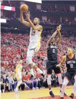  ?? DAVID. J. PHILLIP/ASSOCIATED PRESS ?? Golden State’s Kevin Durant (35) scored 37 points to help the Warriors beat the Houston Rockets in Game 1 Monday in Houston.