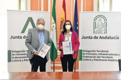  ?? M. G. ?? El alcalde de Dos Hermanas, Francisco Toscano, y la delegada de Fomento, Susana Cayuelas, tras la firma.