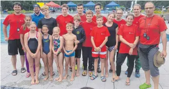  ?? FOTO: TGT ?? Die Schwimmer der TG Tuttlingen mit ihren Betreuern Daniel Hermann, Sascha Jakic (beide links) und Marc Richtenste­in (rechts) beim SSC-Cup in Villingen.