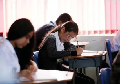  ?? MARCELA BERTOZZI ?? Este martes, en la escuela Miguel Obregón en Tibás, los niños de sexto grado realizaron el examen de Español, en el inicio de las pruebas FARO. En la imagen, alumnos no identifica­dos.