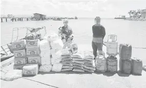  ?? ?? RAMPAS: Suspek dan barang kawalan yang dirampas dibawa ke Jeti Zon Maritim Tawau untuk siasatan lanjut.
