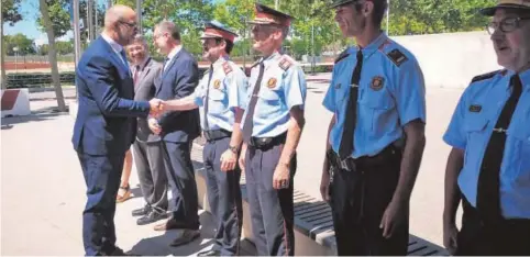  ?? MOSSOS ?? Miquel Buch saluda a Ferran López en un encuentro el 11 de junio