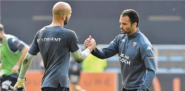  ?? | PHOTO : THIERRY CREUX / OUEST-FRANCE ?? Matthieu Dreyer, Jérémy Morel et les Lorientais doivent s’imposer face àMarseille, dimanche. Si c’était le cas, ils seraient vraisembla­blement maintenus en Ligue 1.