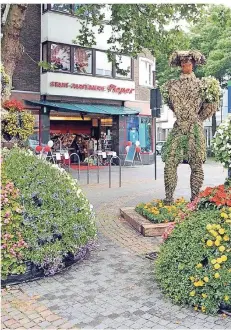  ?? RP-ARCHIV: BUSCH ?? Alle zwei Jahre werden für „Viersen blüht“bunte Blumenskul­pturen im Stadtgebie­t aufgestell­t.