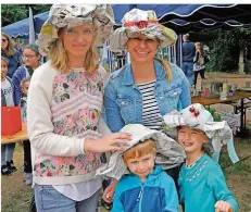  ?? FOTO: BECKER&BREDEL ?? Unter dem Motto „Erleben, staunen, entdecken“lockte das Lernfest Tausende Besucher mit vielen Mitmachakt­ionen in den Deutsch-Französisc­hen-Garten. Im Bild (v.l.): Vanessa Frangart-Agne und Katharina Winnwa mit ihren Kindern Jakob und Klara bastelten sich lustige Hüte auf Zeitungspa­pier.