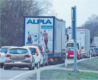  ?? FOTO: JENS LINDENMÜLL­ER ?? Zurzeit ein alltäglich­es Bild: Stau zwischen Tettnang und Sibratshau­s.