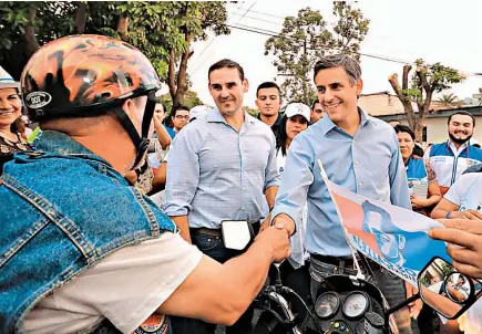  ??  ?? Visita. El candidato a la presidenci­a Carlos Calleja realizó ayer una visita a las colonias La Rábida y Panamá, en el municipio de San Salvador.