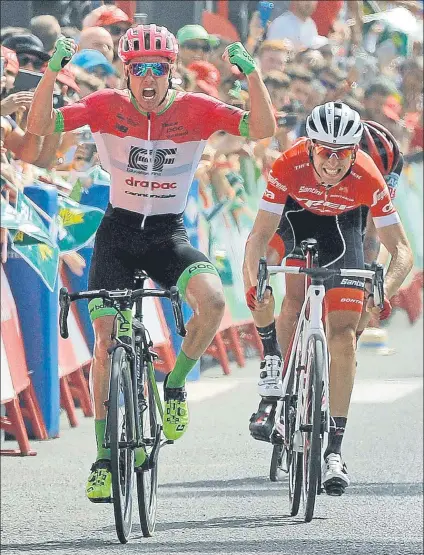  ?? FOTO: EFE ?? Simon Clarke se impone a Bauke Mollema y Alessandro De Marchi en el sprint que disputaron los tres en la meta de Roquetas de Mar