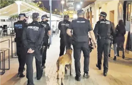  ?? EL PERIÓDICO ?? Policías locales patrullan por la avenida de la Paz, en una imagen de archivo.