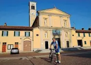  ??  ?? In viaggio Dall’alto, la ciclabile che costeggia i campi vicino a Settimo Milanese e la chiesa di Cusago