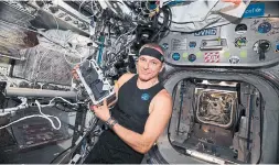  ?? CAS/NASA ?? Canadian Space Agency astronaut David Saint-Jacques deployed and tested for the first time in space a new Canadian technology: the Bio-Monitor System.